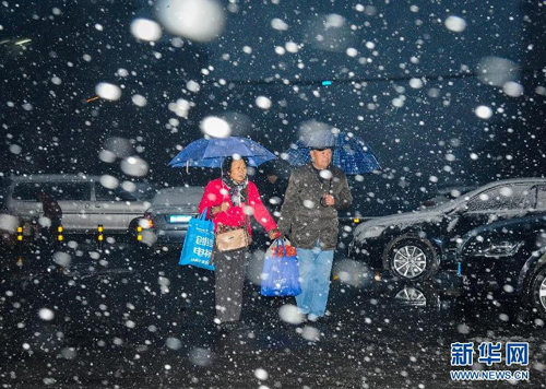  罗马客场遭遇暴雪，航班延误赛前险迟到  